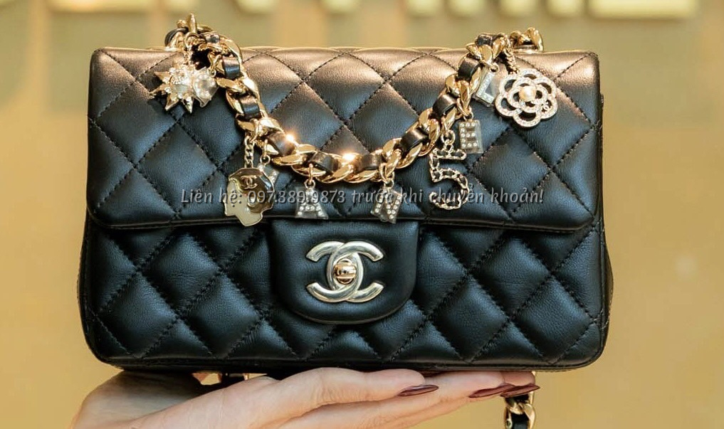 Ảnh TÚI CHANEL CHANEL CLASSIC MÀU ĐEN DA TRƠN 8INCH  khóa vàng dây gắn charm