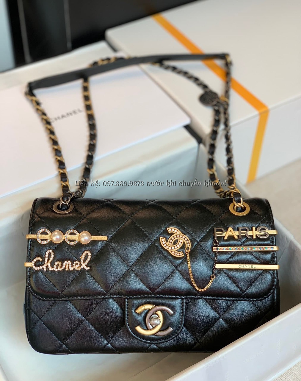 Ảnh TÚI CHANEL CHANEL CLASSIC MÀU ĐEN DA TRƠN  khóa vàng, túi đính charm