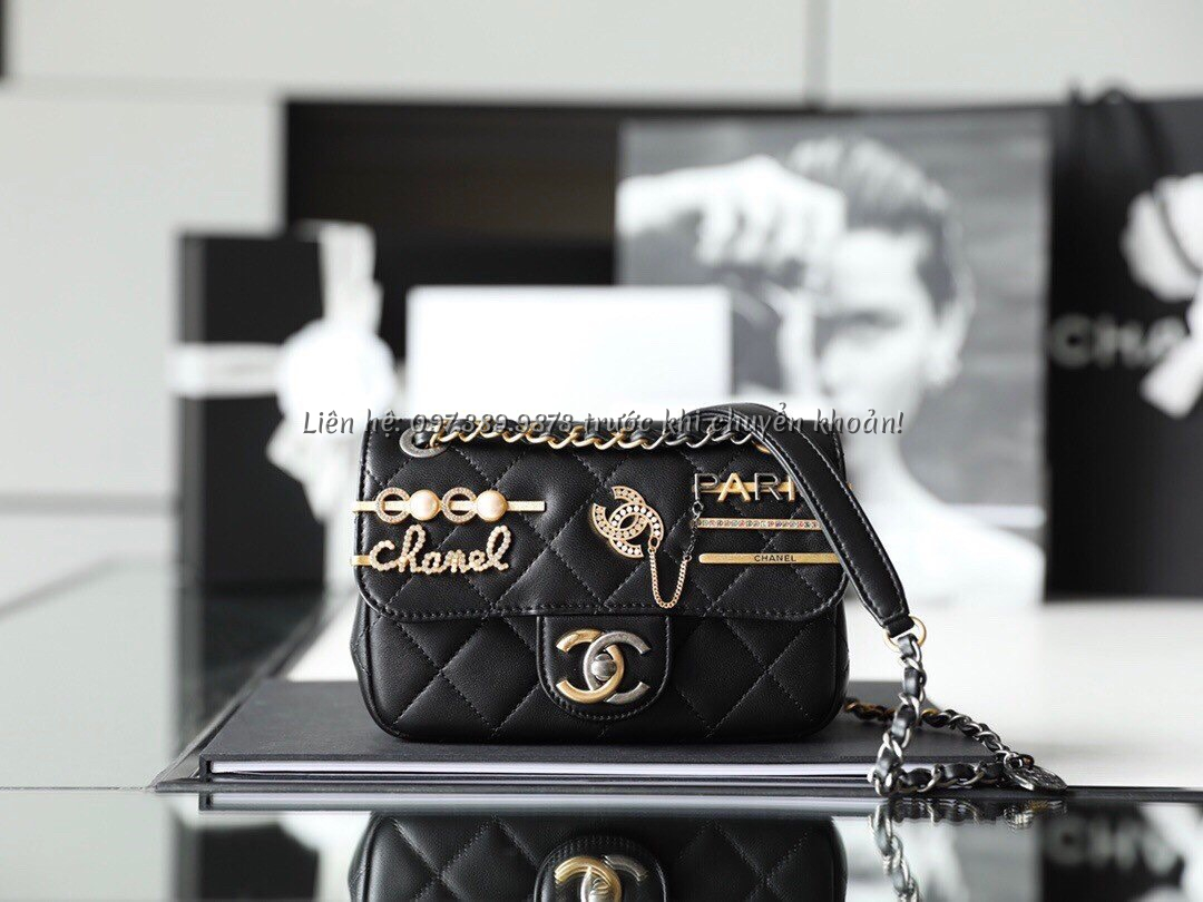 Ảnh TÚI CHANEL CHANEL CLASSIC MÀU ĐEN DA TRƠN  khóa vàng, túi đính charm